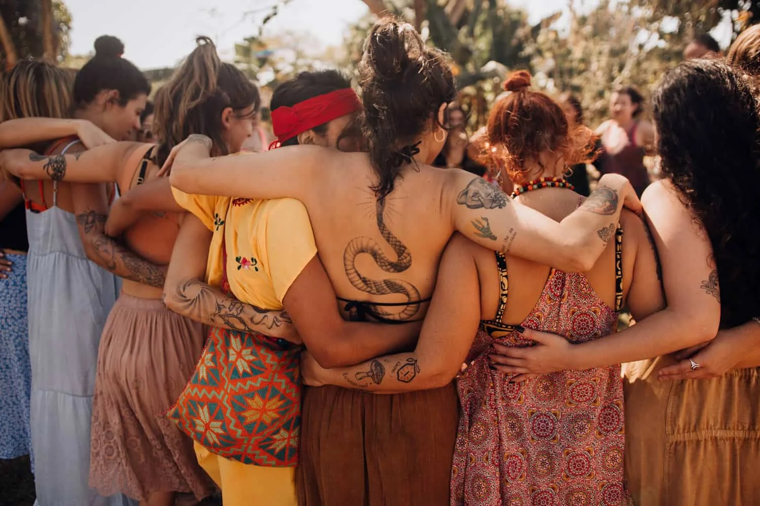Mulheres abraçadas em círculo durante uma vivência do Retiro Acenda Mulheres