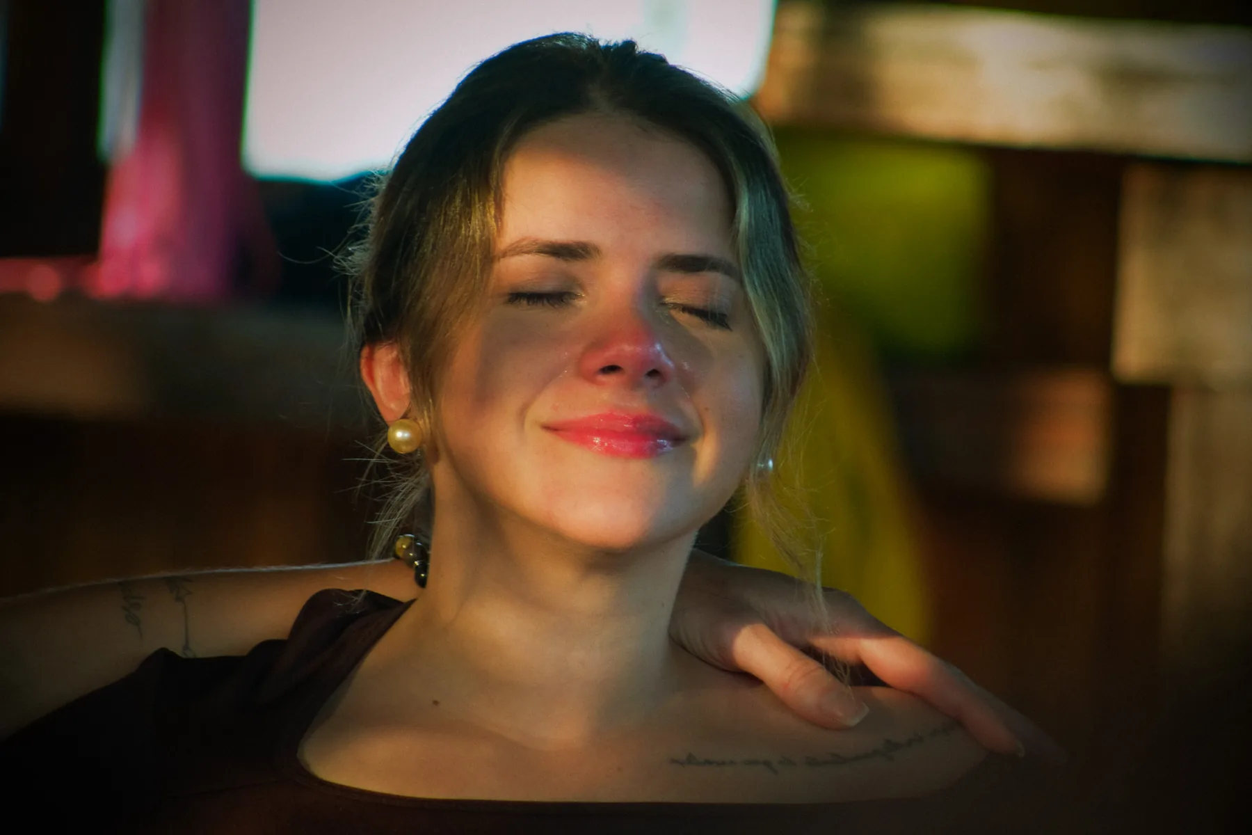 Mulher em momento de escuta e presença durante o Acenda Mulheres