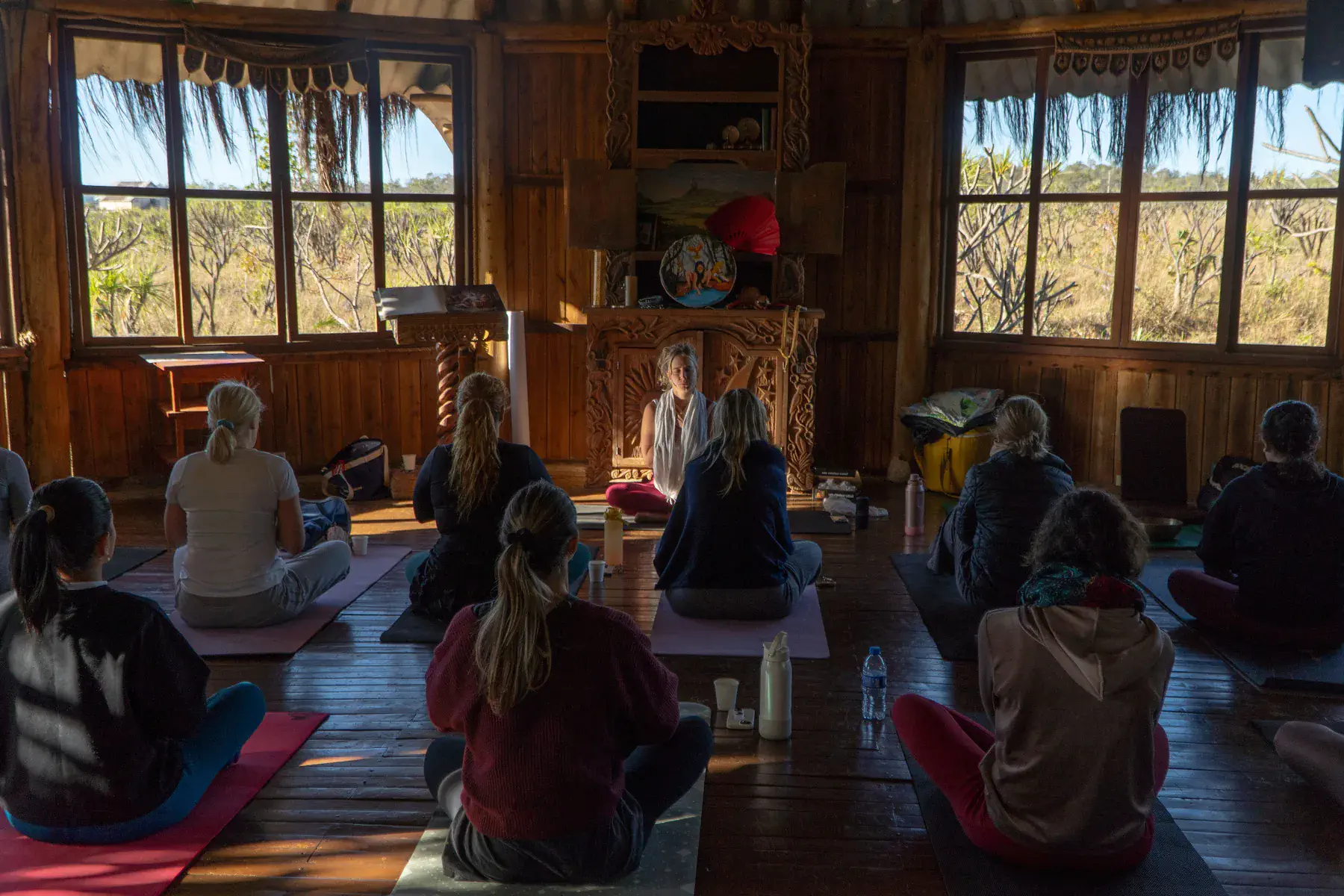 Prática de yoga no movimento Yin do Retiro Acenda Mulheres