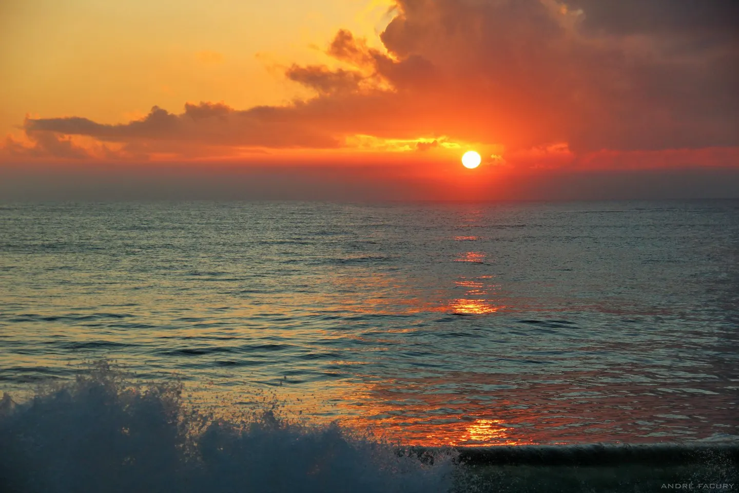 Pôr do sol alaranjado sobre o mar de Caraíva, na Bahia
