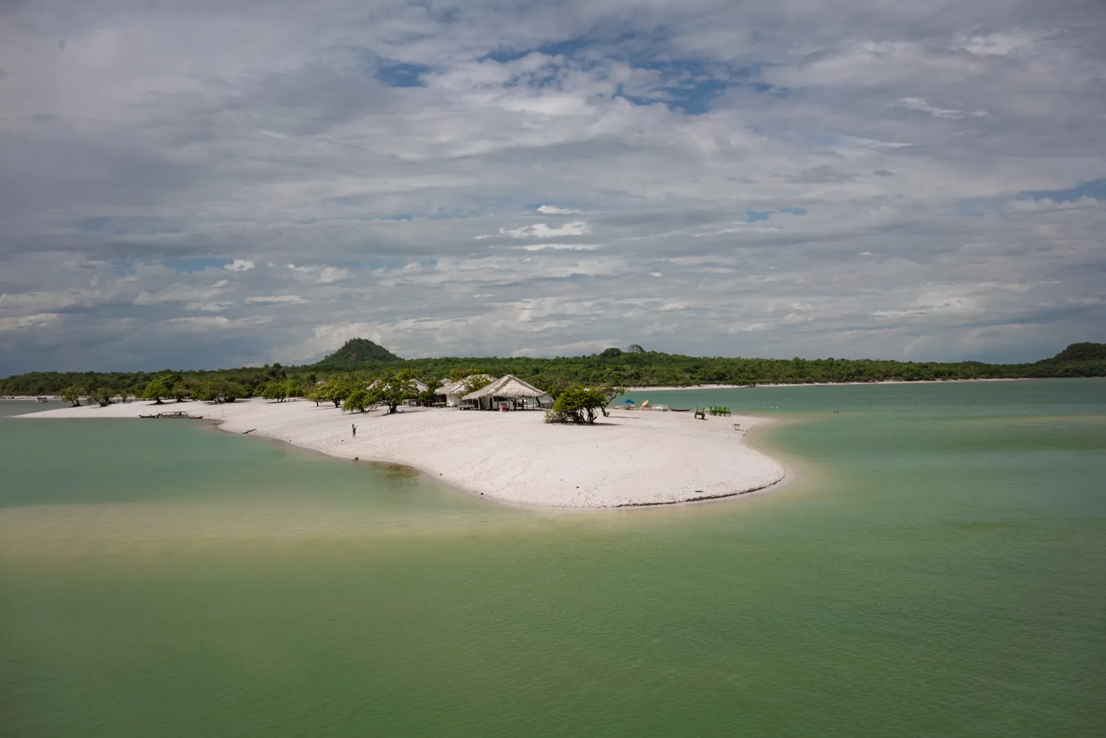 Vista aérea da praia de areia branca e do rio em Alter do Chão