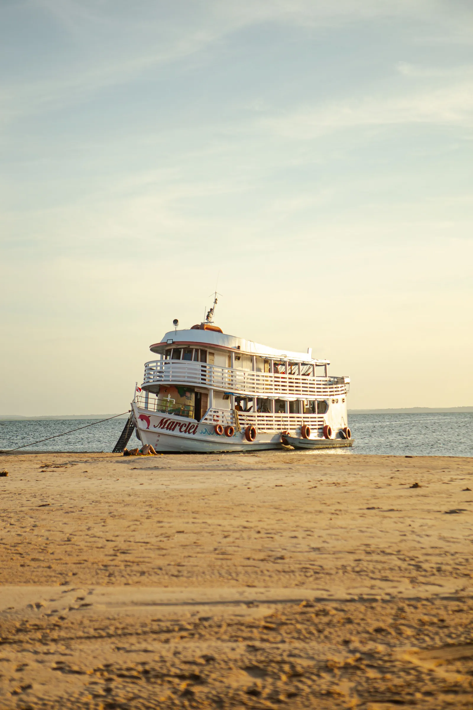 Barco regional amazônico ancorado junto à praia do Tapajós