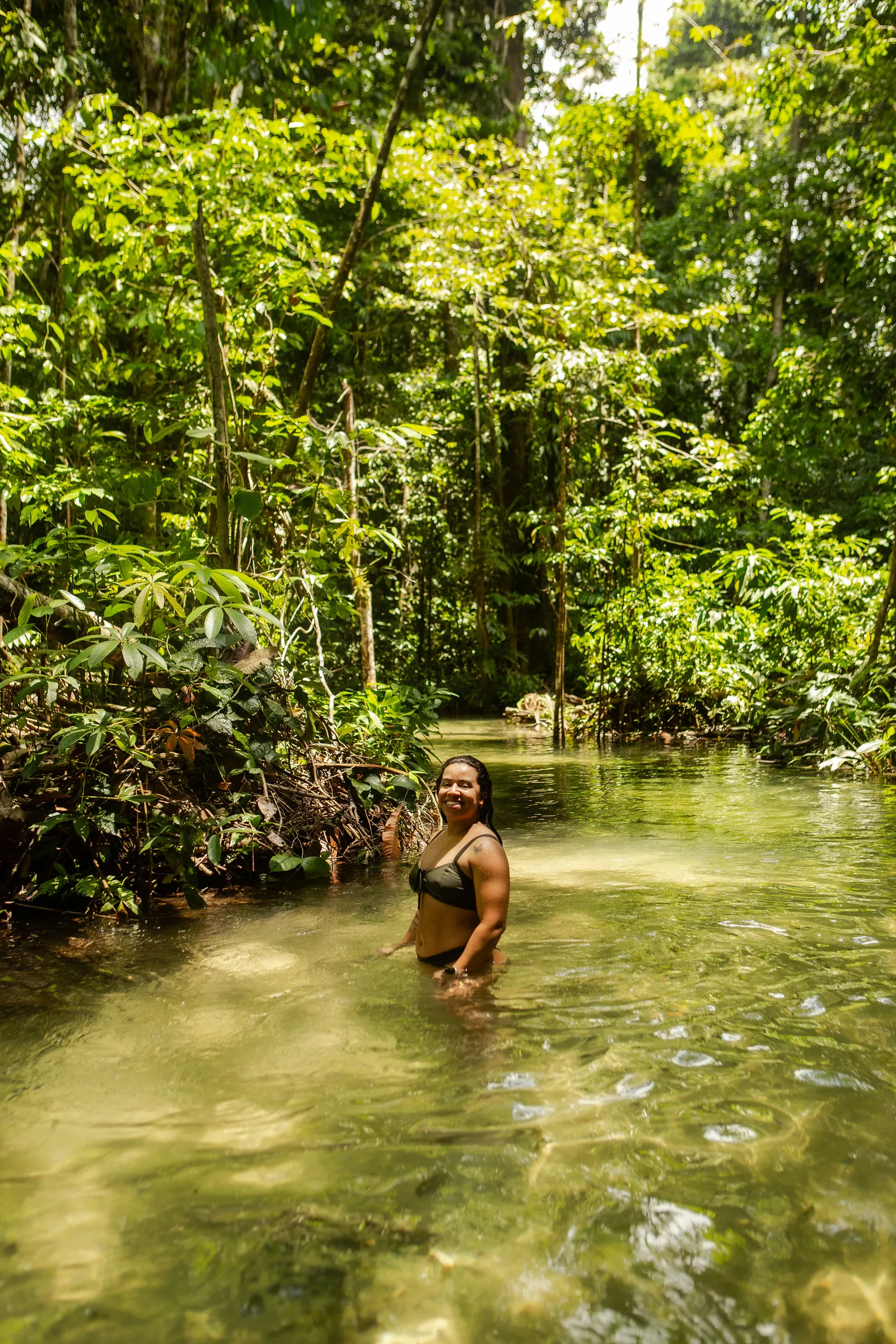 Banho de igarapé na floresta após a trilha da samaúma