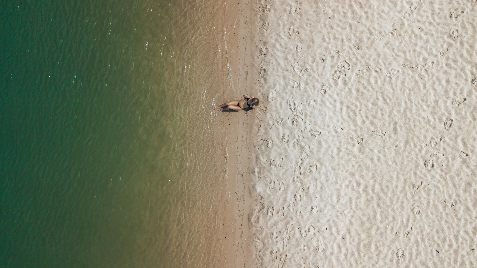 Vista aérea da praia e das águas do Tapajós
