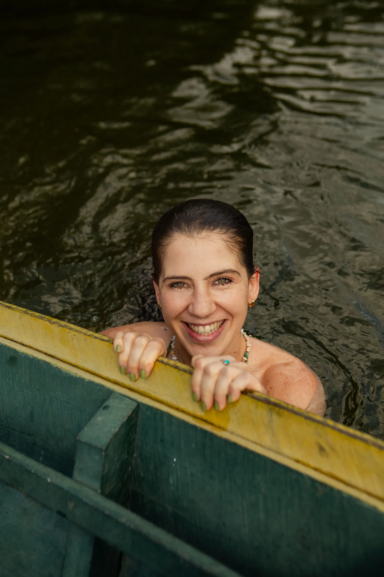 Participante sorrindo dentro do barco