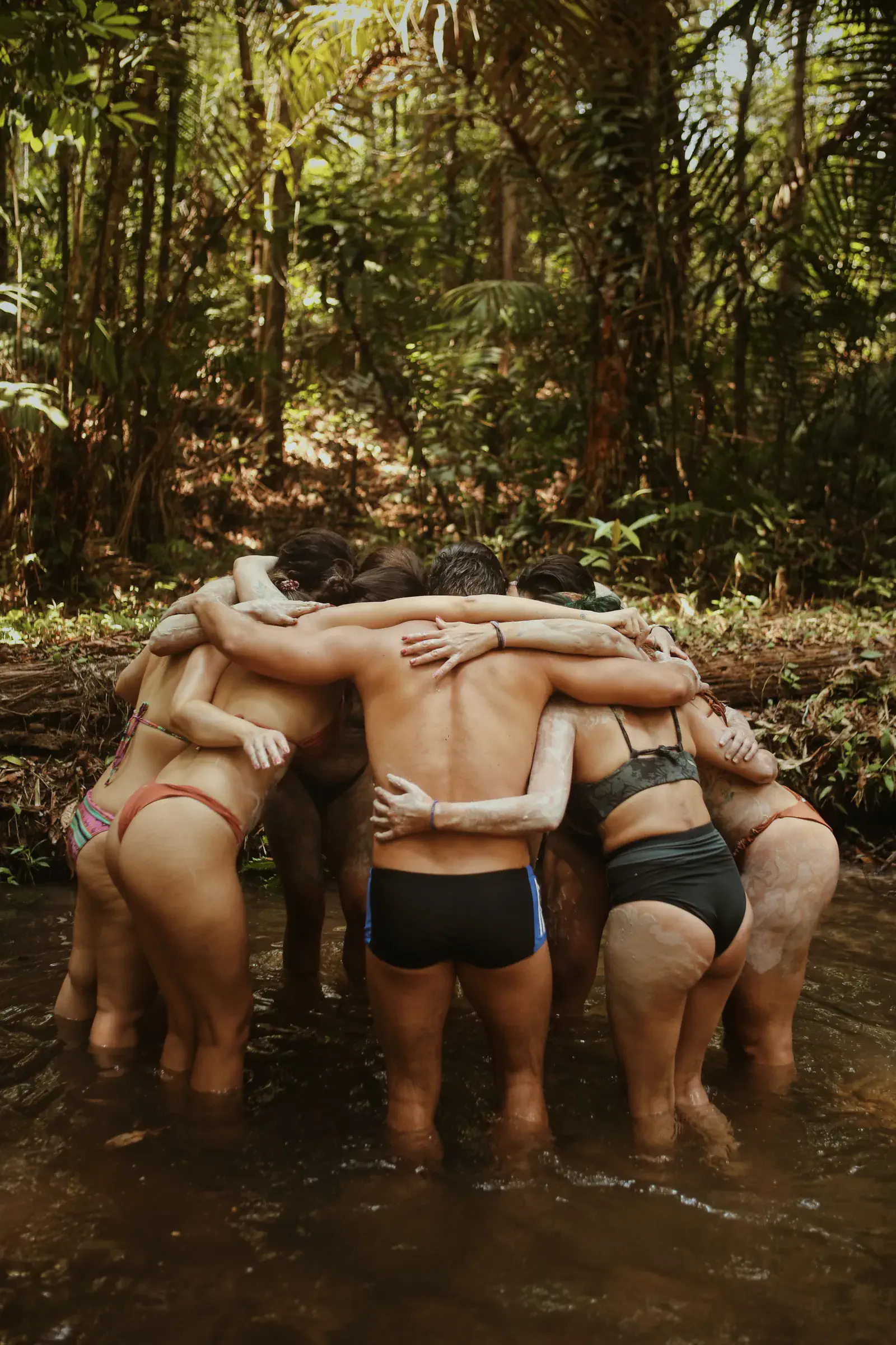 Grupo em momento de convivência na floresta