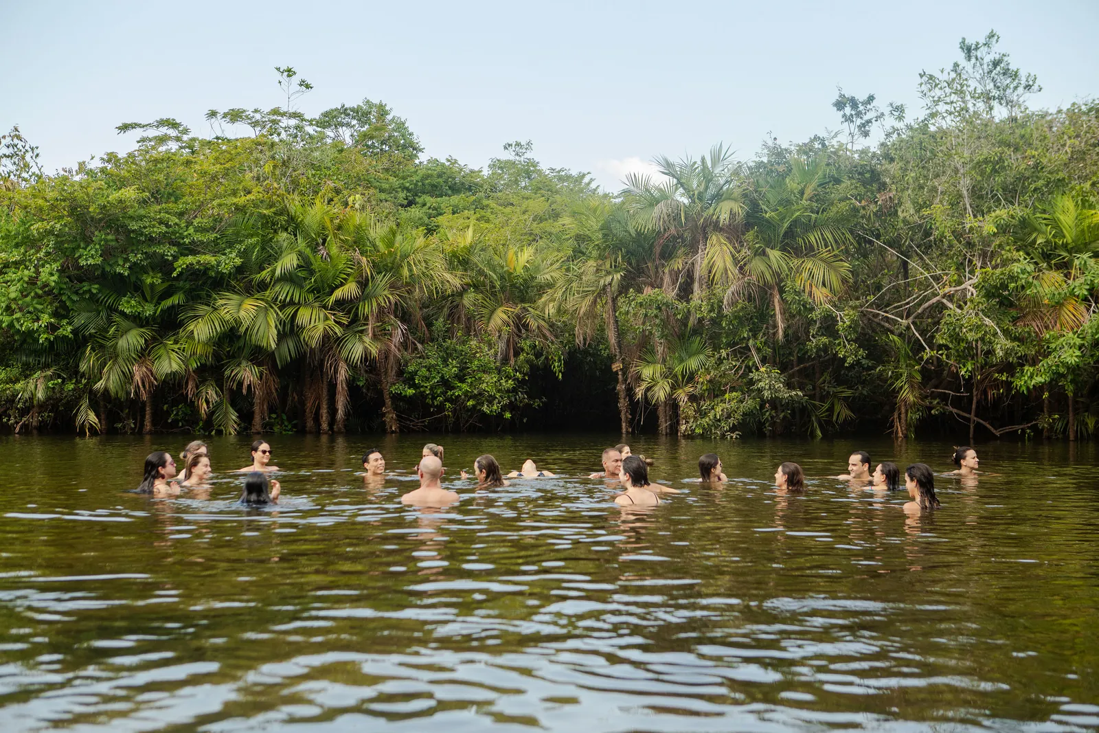 Grupo se banhando na floresta alagada