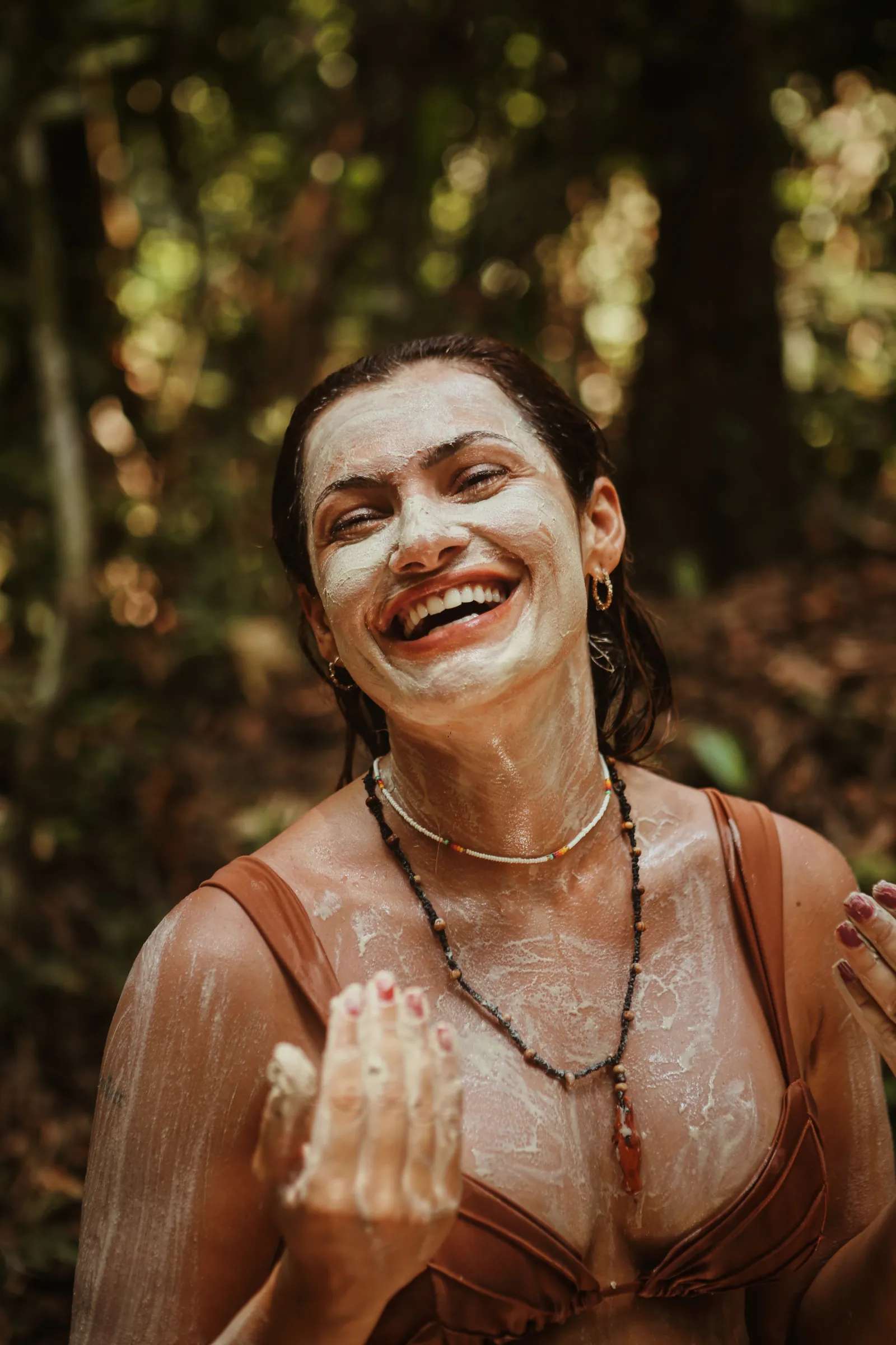 Participante sorrindo entre as árvores