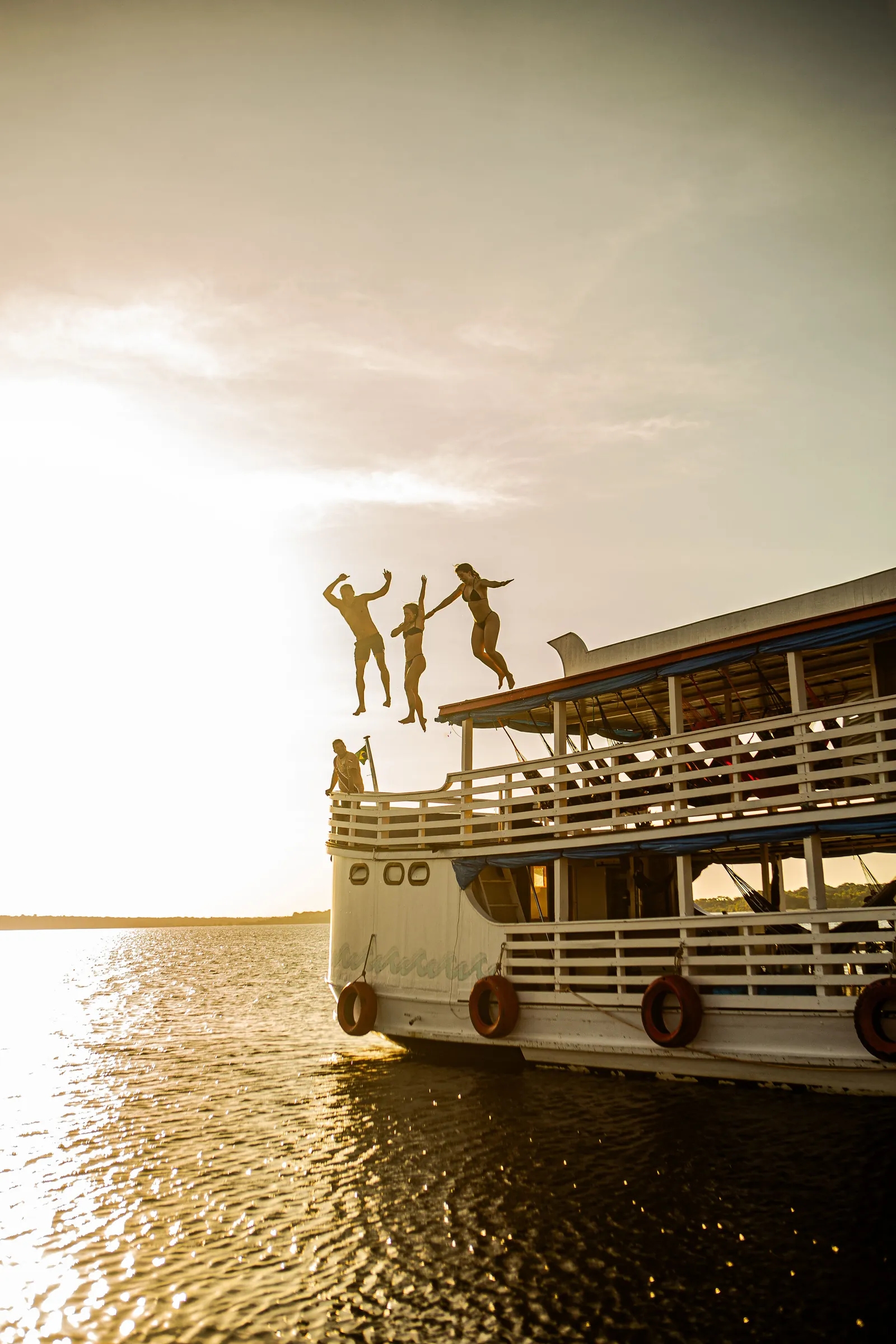 Barco amazônico nas águas do Tapajós ao pôr do sol
