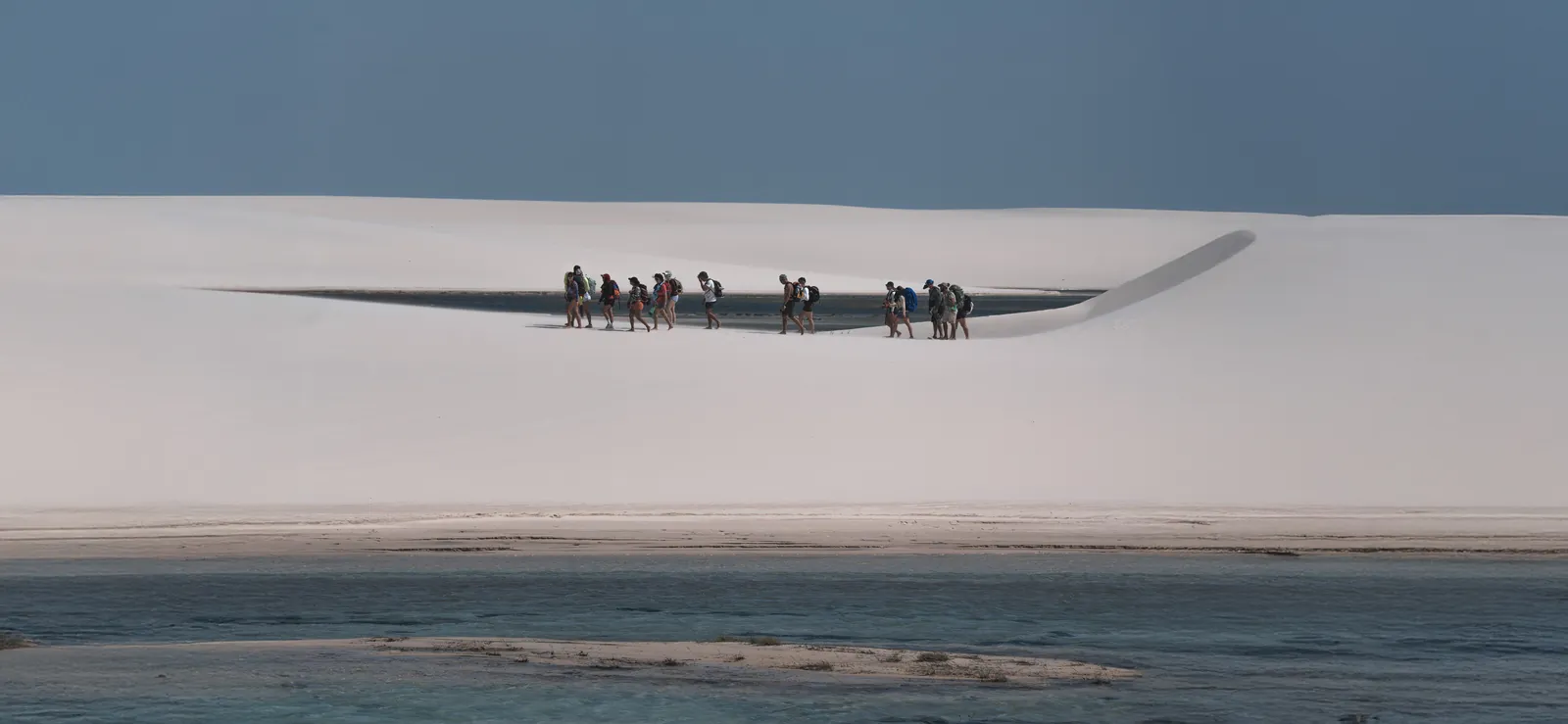 Grupo na crista de uma duna sobre a lagoa