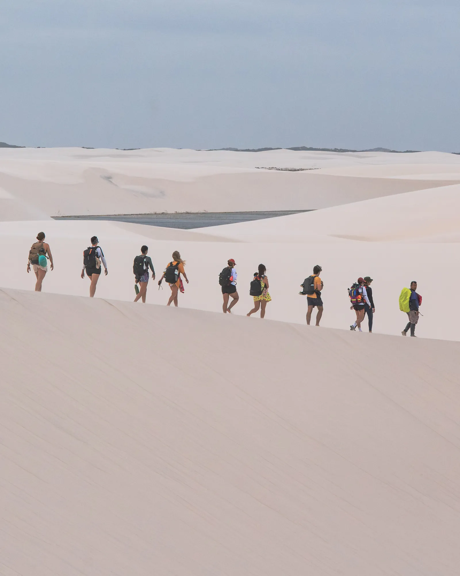 Grupo caminhando pelas dunas dos Lençóis Maranhenses
