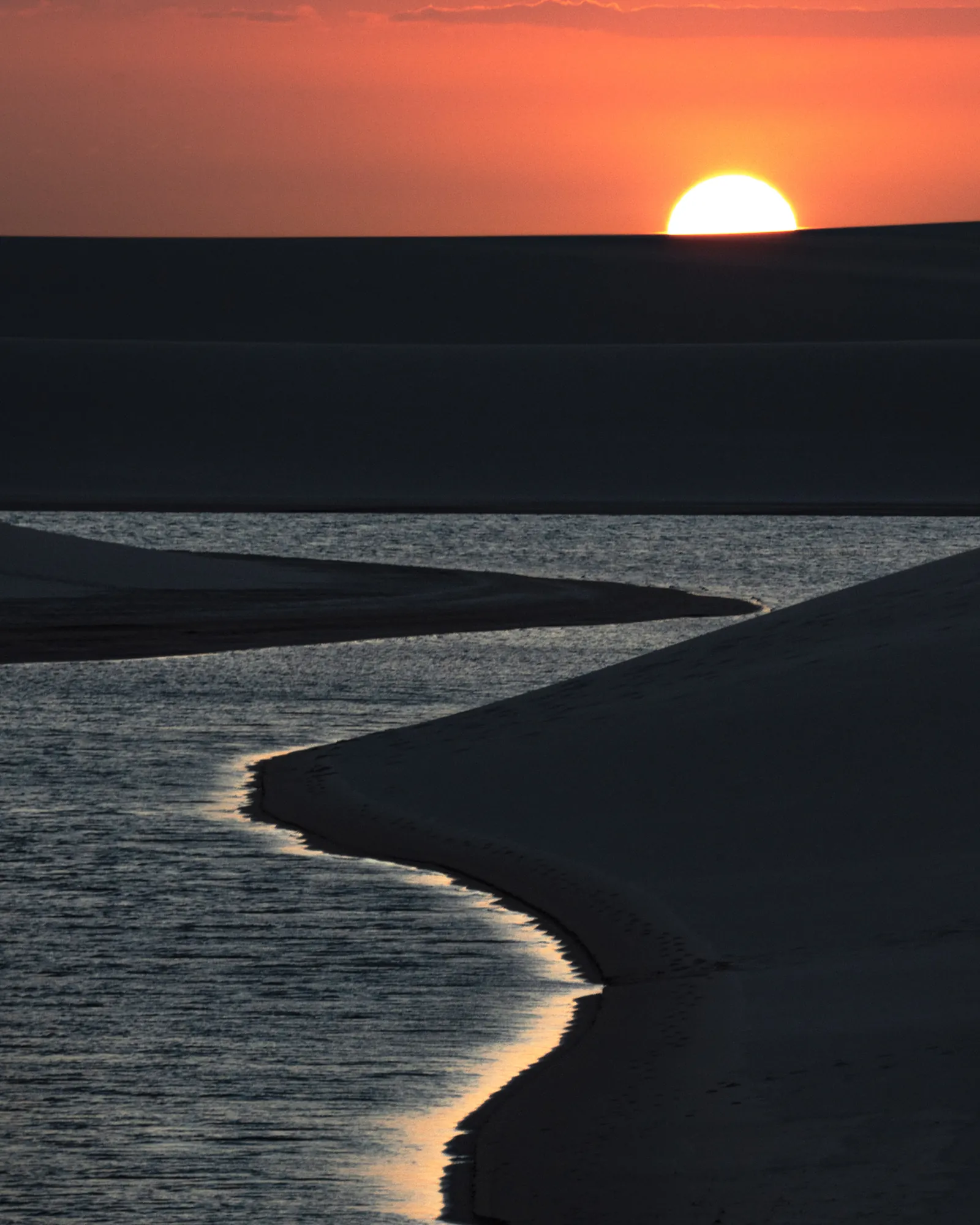 Pôr do sol entre as dunas e lagoas