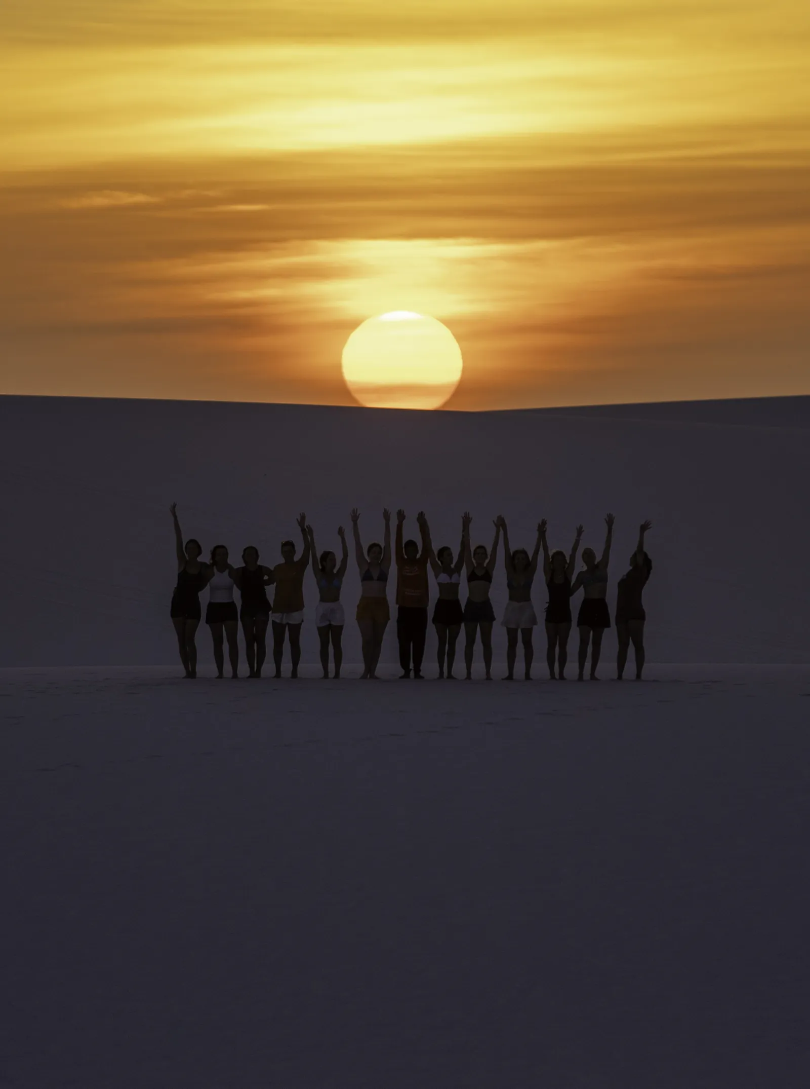 Grupo reunido ao pôr do sol