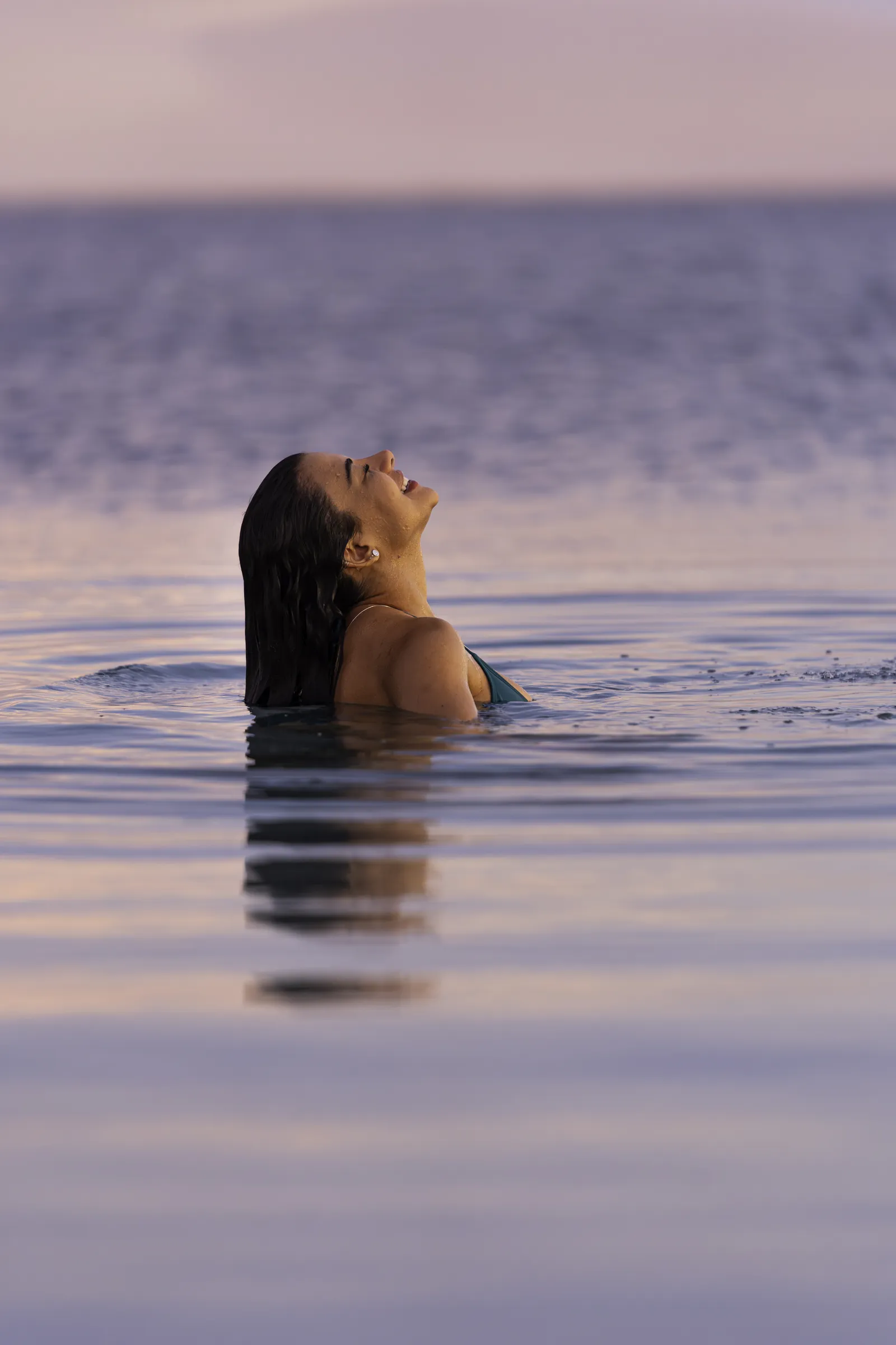 Participante dentro de uma lagoa ao entardecer