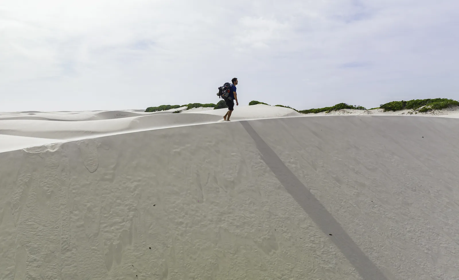 Caminhante nas dunas visto do alto