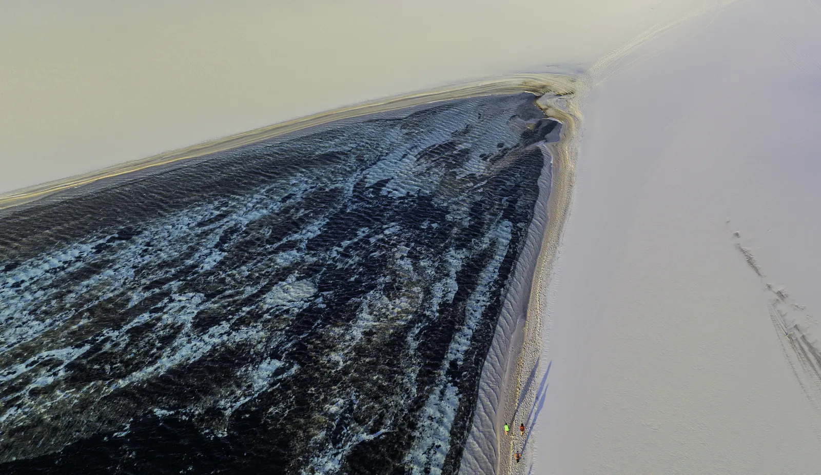 Vista aérea da faixa de areia e da água