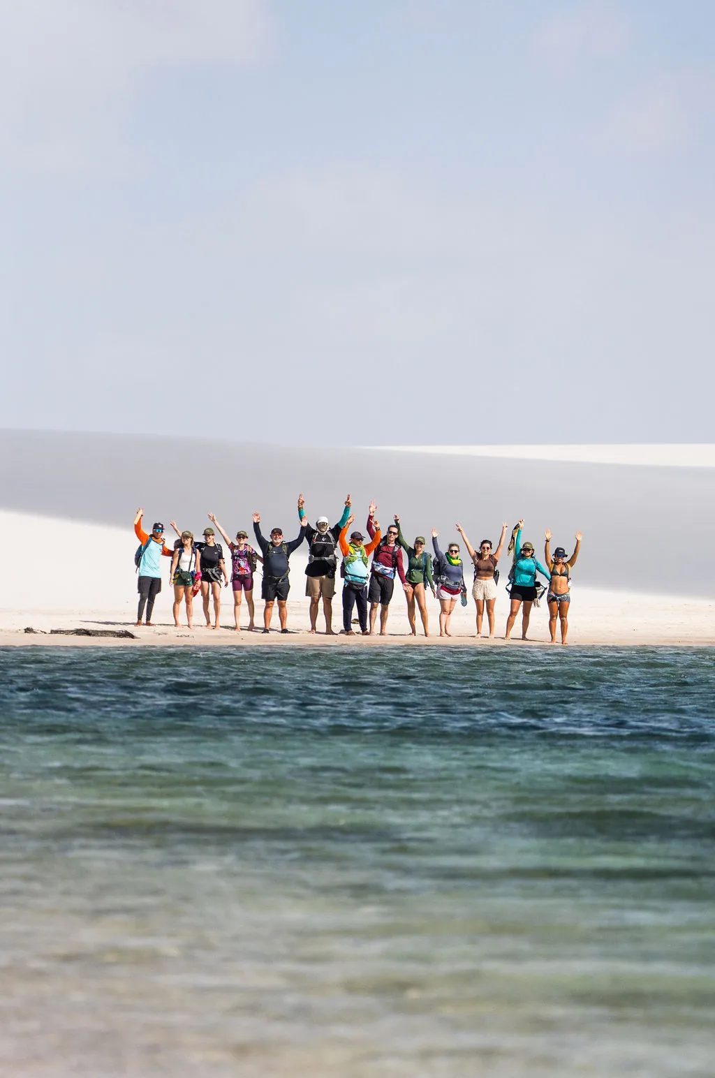 Grupo reunido sobre uma duna