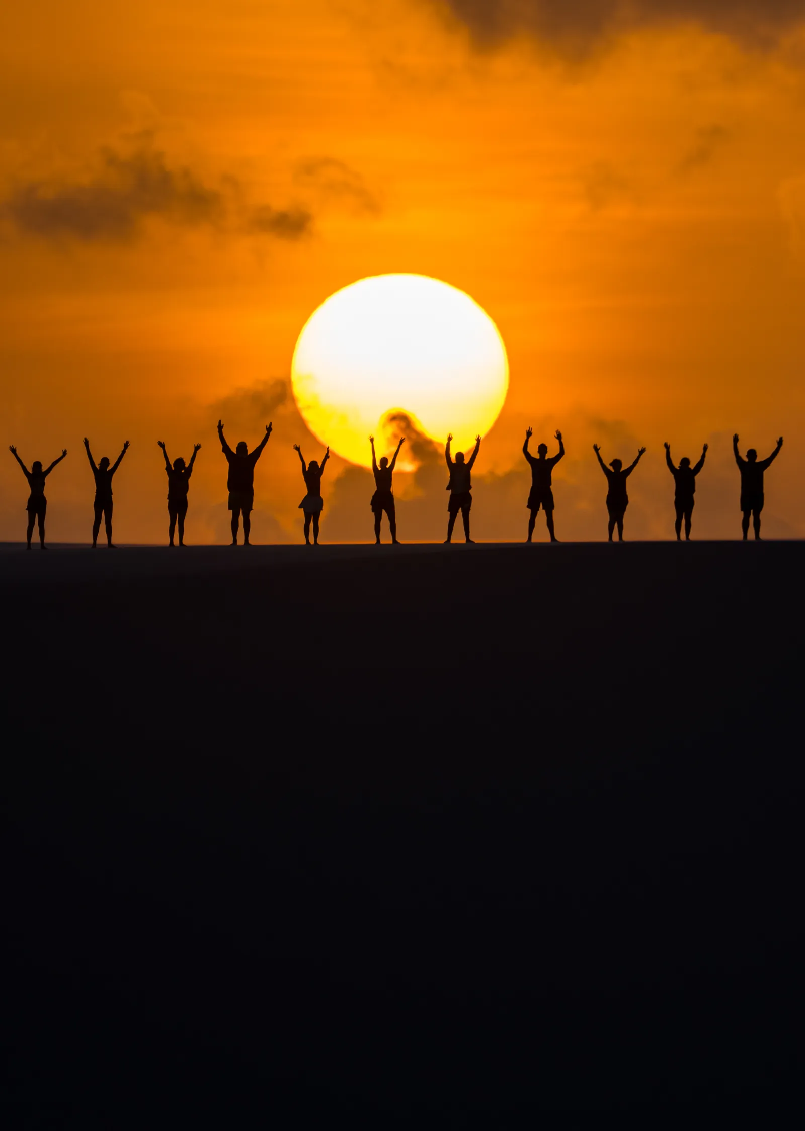 Grupo reunido ao pôr do sol nos Lençóis Maranhenses