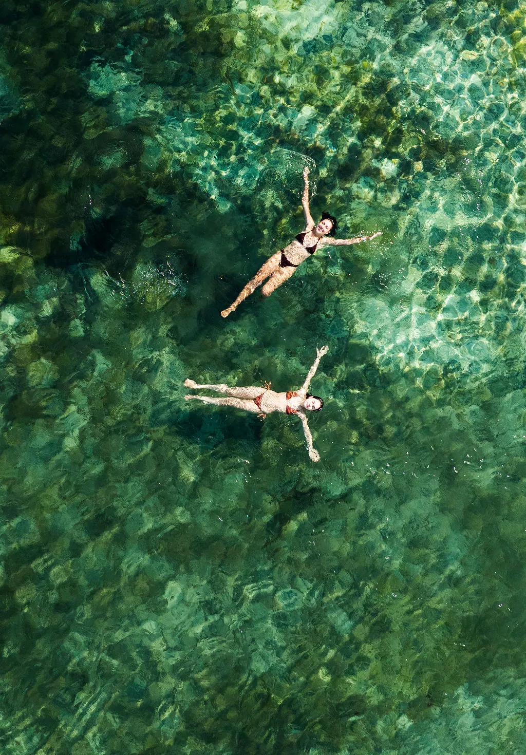 Participantes flutuando na água transparente