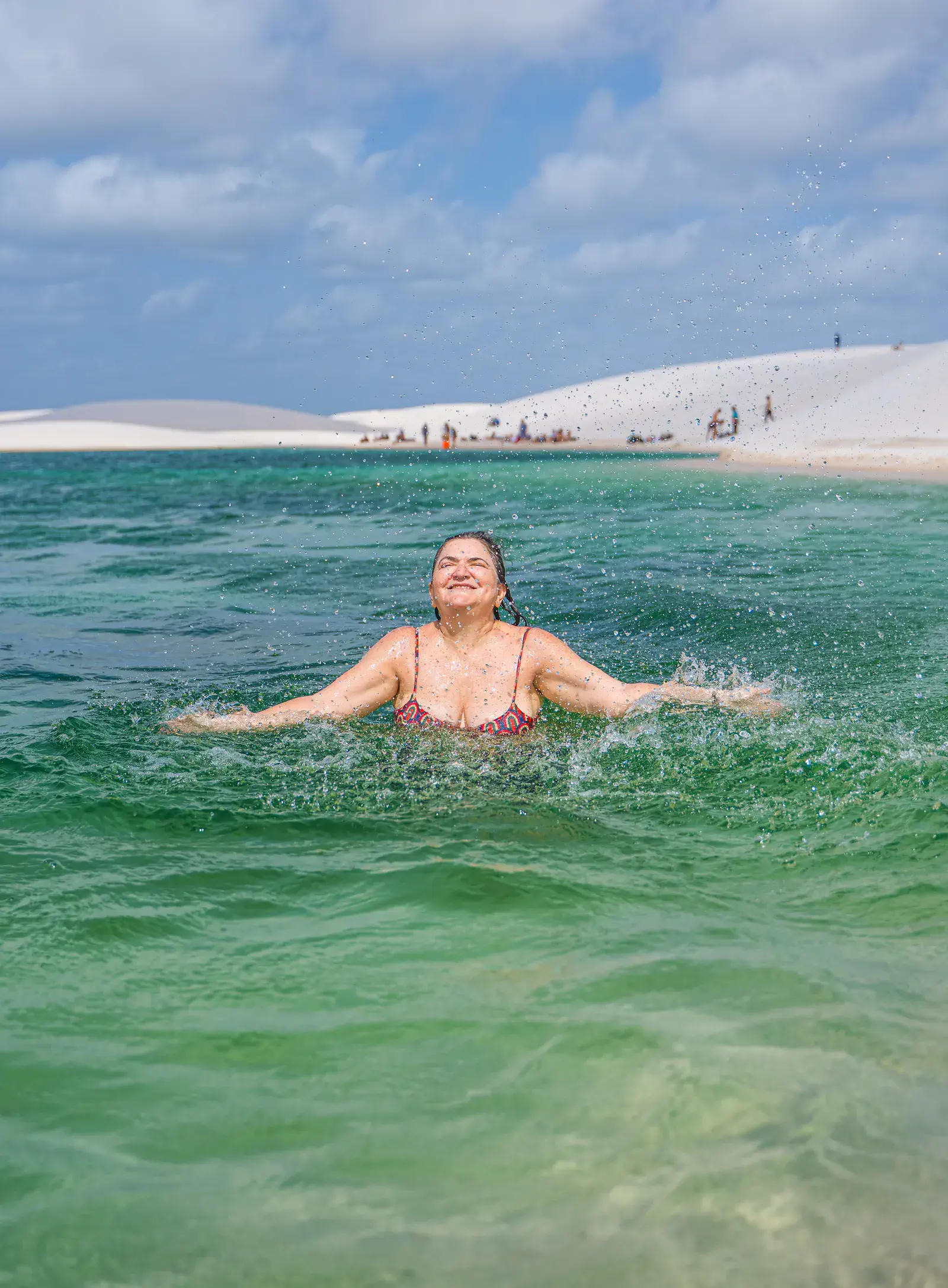 Participante em uma lagoa dos Lençóis