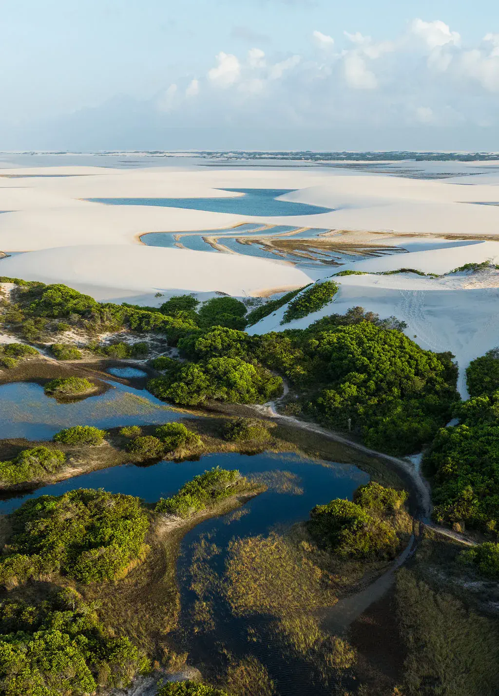 Vista aérea dos oásis e lagoas dos Lençóis