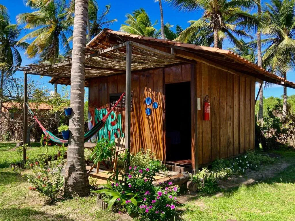 Cabana da Maré de Atins entre coqueiros e jardim